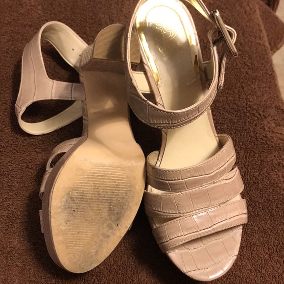 Size 7.5 Guess thick heels - Picture 4 of 4